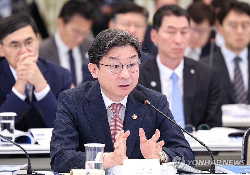 <b>국민성장펀드 200조</b>로 늘려 매년 10조씩 더…우주항공 등도 지원