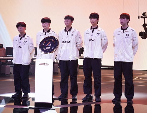 개막전 무대 선 젠지 e스포츠
(파리=연합뉴스) 김주환 기자 = LCK의 젠지 e스포츠가 15일(현지 시간) 프랑스 파리 포르트 드 베르사유 전시장에서 열린 EWC 2026 리그 오브 레전드(LoL) 종목 개