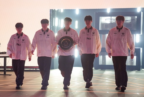개막전 무대 나오는 젠지 e스포츠
(파리=연합뉴스) 김주환 기자 = LCK의 젠지 e스포츠가 15일(현지 시간) 프랑스 파리 포르트 드 베르사유 전시장에서 열린 EWC 2026 리그 오브 레전드(LoL) 종목