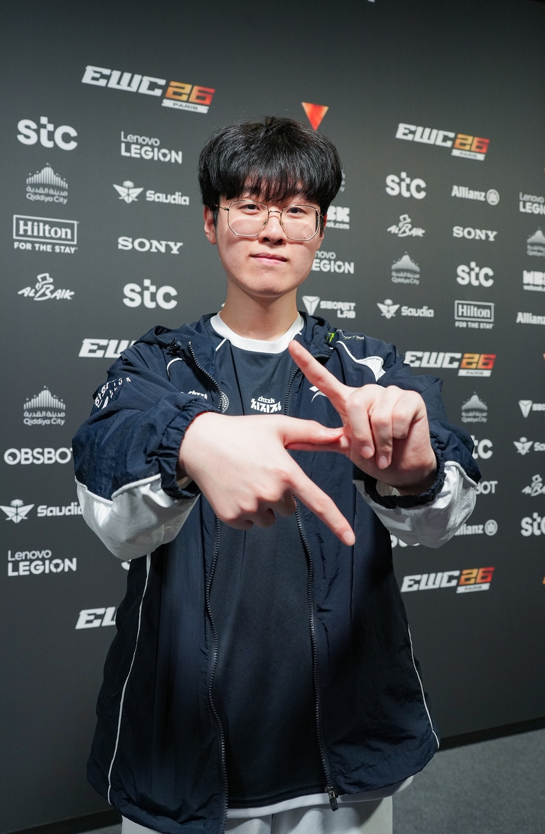 포즈 취하는 제우스
(파리=연합뉴스) 김주환 기자 = 한화생명e스포츠의 탑 라이너 '제우스' 최우제가 16일(현지 시간) 파리 포르트 드 베르사유 전시장에서 열린 EWC 2026 D조 그룹 스테이지 경기 종료