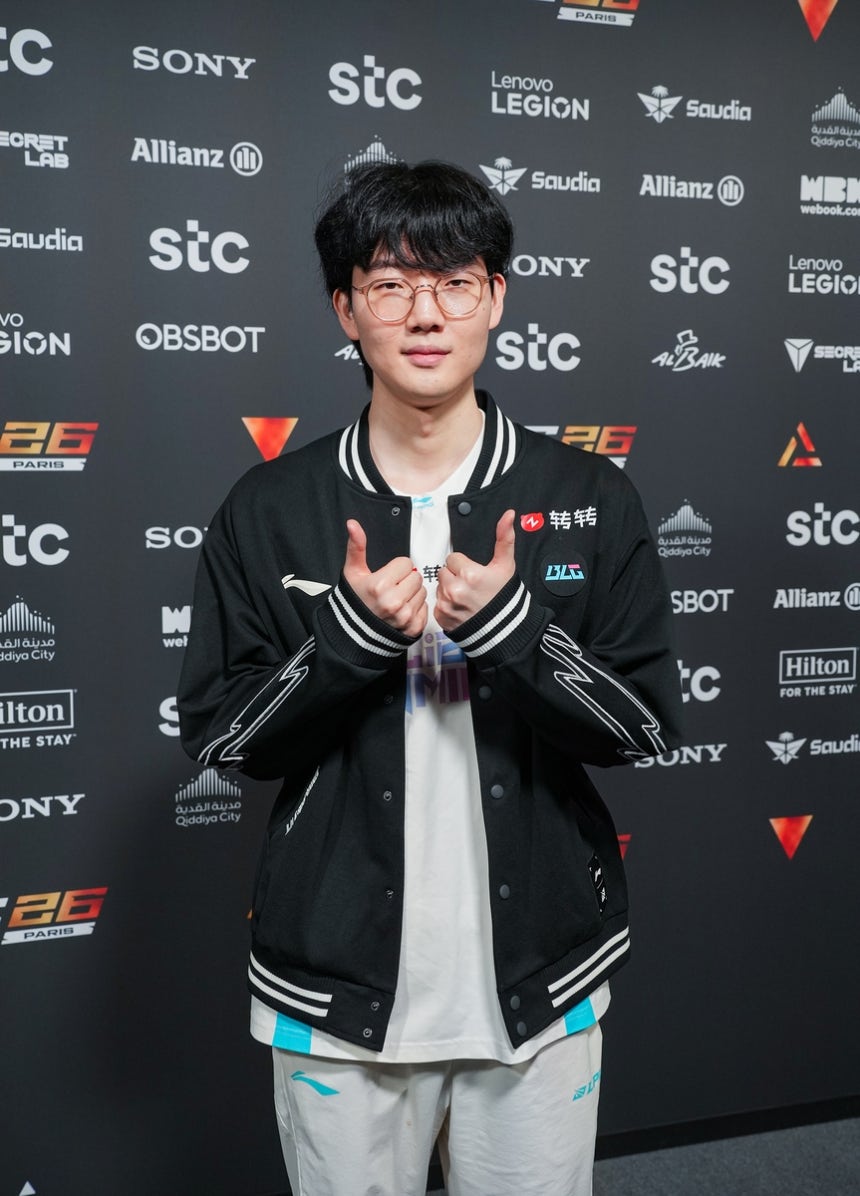 바이퍼 '더블 엄지척'
(파리=연합뉴스) 김주환 기자 = 중국 빌리빌리 게이밍(BLG)의 바텀 라이너 '바이퍼' 박도현이 16일(현지 시간) 파리 포르트 드 베르사유 전시장에서 열린 EWC 2026 C조 그룹