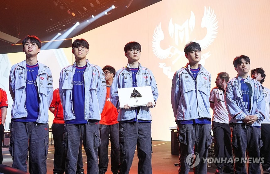 EWC 출전한 T1
(파리=연합뉴스) 김주환 기자 = LCK의 T1 선수단이 15일(현지 시간) 프랑스 파리 포르트 드 베르사유 전시장에서 열린 EWC 2026 리그 오브 레전드(LoL) 종목 개막 행사에서 무대에