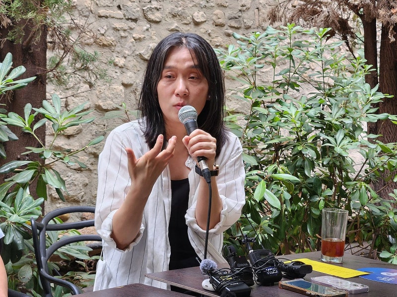 <b>한강</b> "혐오의 시대 방향 틀어야…문제 인식에 희망 있어"