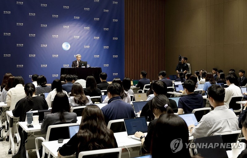 <b>기자간담회</b>서 발언하는 <b>신현송</b> 한은 총재