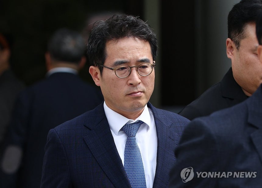 영장심사 마친 전무곤 전 대검 기획조정부장 (서울=연합뉴스) 윤동진 기자 = 내란중요임무종사 및 직권남용권리행사방해 혐의를 받는 전무곤 전 대검 기획조정부장이 16일 서초구 서울중앙지법에서 열린 구속 전 피의자 심문