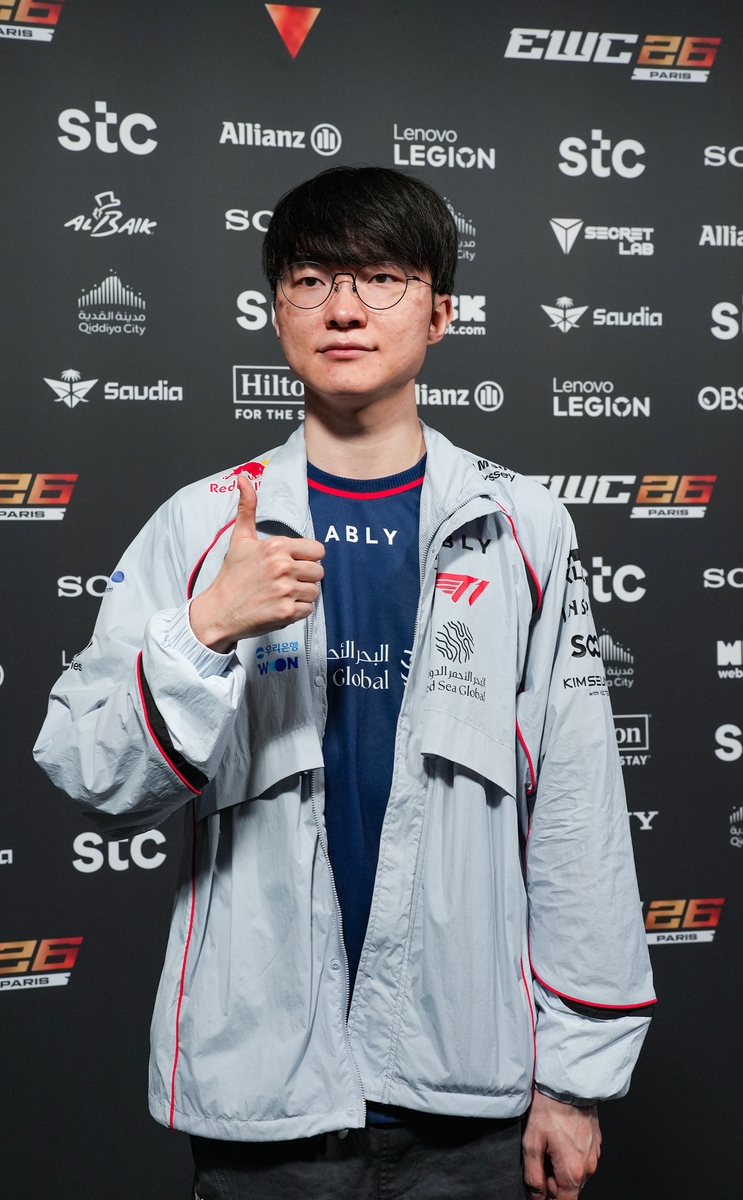페이커 '엄지척'
(파리=연합뉴스) 김주환 기자 = T1 '페이커' 이상혁이 16일(현지 시간) 파리 포르트 드 베르사유 전시장에서 열린 EWC 2026 그룹 스테이지 경기 종료 후 취재진과 만나 포즈를 취하