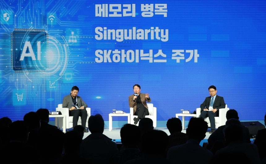 AI 성장 주제로 대담 중인 최태원 대한상의 회장 최태원 대한상의 회장(가운데)과 권석준 성균관대학교 교수(오른쪽), 이재욱 서울대학교 AI연구원장(왼쪽)이