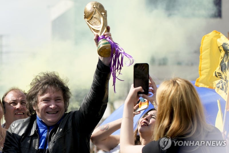 [<b>월드컵</b>] 미신이 먼저!…아르헨 대통령 "<b>결승</b>전은 재킷 입고 TV로 본다"