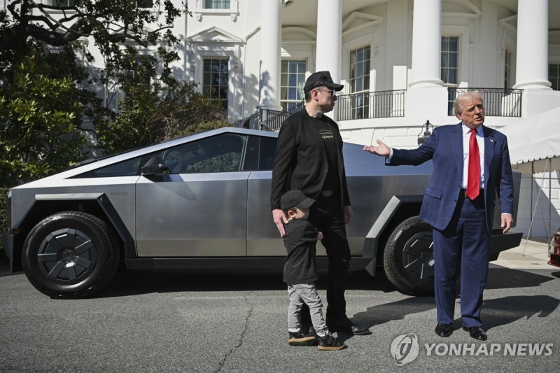 전투기 주식 사고 칭찬 쏟아낸 트럼프, 이해충돌 비판 또 도마 위에
