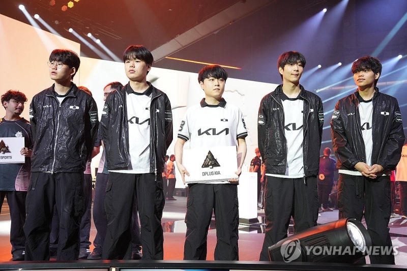 디플러스 기아, EWC 플레이오프서 BLG에 <b>업셋</b> 승 …LPL '침몰'
