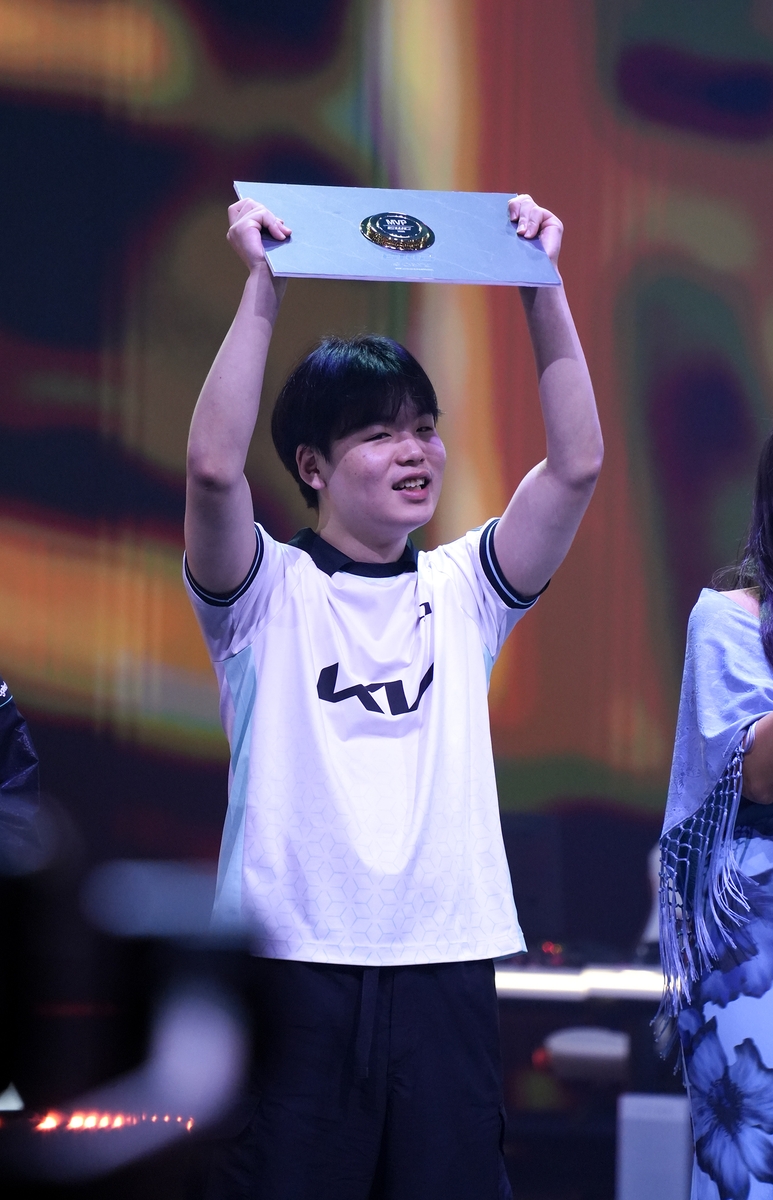 MVP 선정된 '스매시' 신금재
(파리=연합뉴스) 김주환 기자 = 19일(현지시간) 파리 포르트 드 베르사유 전시장에서 열린 e스포츠 월드컵(EWC) 리그 오브 레전드(LoL) 종목 결승전에서 디플러스 기아(