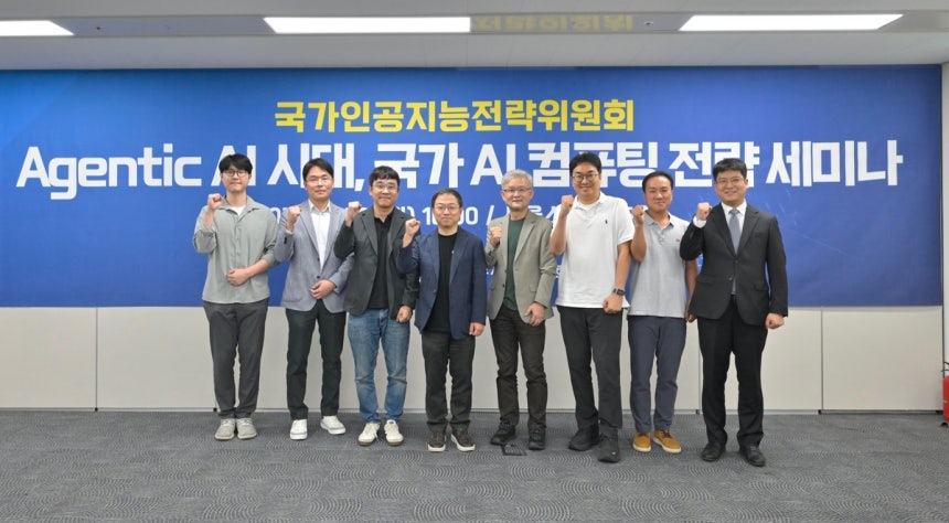 에이전틱 AI 시대 국가 AI 컴퓨팅 전략 세미나
에이전틱 AI 시대 국가 AI 컴퓨팅 전략 세미나에서 참석자들이 기념사진을 촬영하고 있다. 왼쪽부터 이기민 카이스트 교수, 이윤수 삼성전자 MX사업부 부사장, 신진우