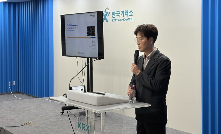 여의도 한국거래소에서 발표하는 김병연 NH투자증권 연구원 (서울=연합뉴스) 김유향 기자 = 20일 서울 여의도 한국거래소에서 진행된 기자간담회에서 김병연 NH투자증권 연구원(이사)이 국내 증시에 대한 분석과 전망을