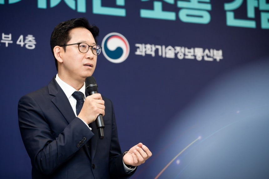 배경훈 부총리 겸 과학기술정보통신부 장관
배경훈 부총리 겸 과학기술정보통신부 장관이 20일 오전 세종특별자치시 정부세종청사에서 열린 '과학기술정보통신부 기자간담회' 에서 취임 1주년 소회를 밝히고 있다. [과학기술정