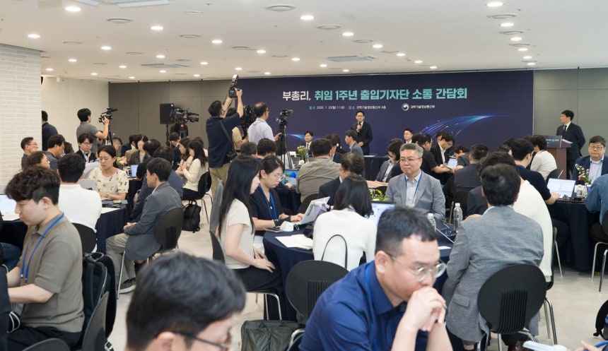 과학기술정보통신부 기자간담회
배경훈 부총리 겸 과학기술정보통신부 장관이 20일 오전 세종특별자치시 정부세종청사에서 열린 '과학기술정보통신부 기자간담회' 에서 취임 1주년 소회를 밝히고 있다. [과학기술정보통신부 제공