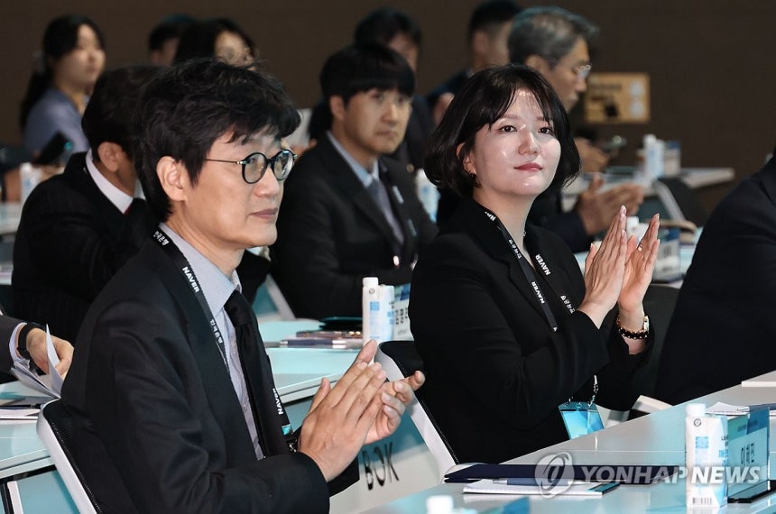박수 치는 이해진 의장과 최수연 대표
(서울=연합뉴스) 김인철 기자 = 이해진 네이버 창업자 겸 이사회 의장(왼쪽)과 최수연 네이버 대표가 지난 1월 서울 중구 한국은행 콘퍼런스홀에서 열린 2026 한국은행ㆍ네이버