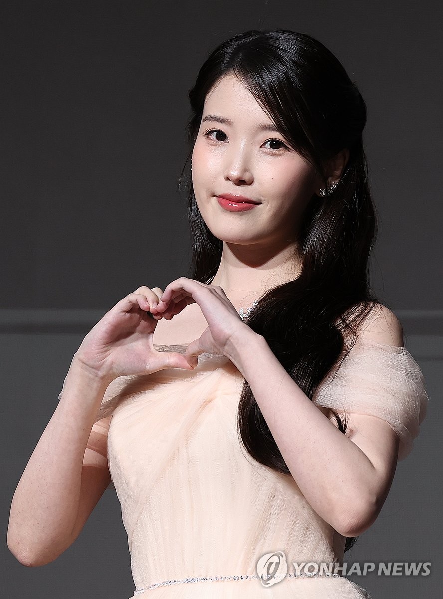아이유, <b>이관개방증</b>으로 고양 콘서트 취소·앨범 발매 연기