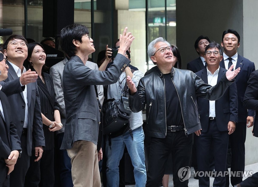 인사하는 젠슨 황과 이해진
(성남=연합뉴스) 홍기원 기자 = 젠슨 황 엔비디아 최고경영자(CEO)가 8일 경기도 성남시 네이버 1784 사옥을 방문해 이해진 네이버 의장과 함께 방문객들에게 인사하고 있다. 2026.