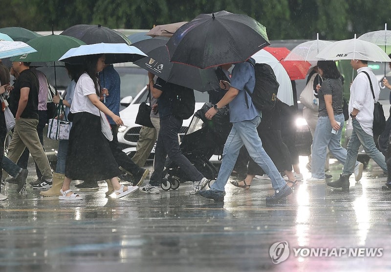 절기 '<b>대서</b>'에도 장맛비…중부 호우·영동·남부 폭염