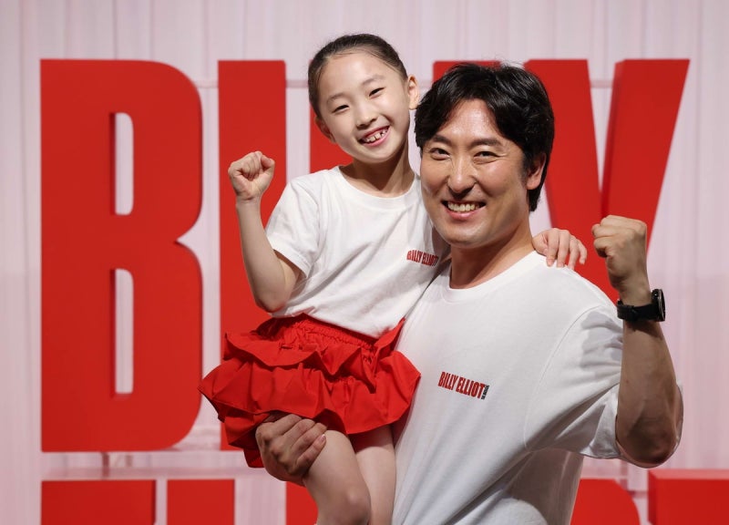 "아빠 손잡고 커튼콜 안 믿겨" 뮤지컬 <b>배우</b> 꿈 이룬 9세 소녀
