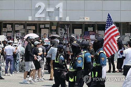 경찰, <b>기자 폭행</b>한 <b>개표소</b> 봉쇄 시위 참가자 2명 구속영장