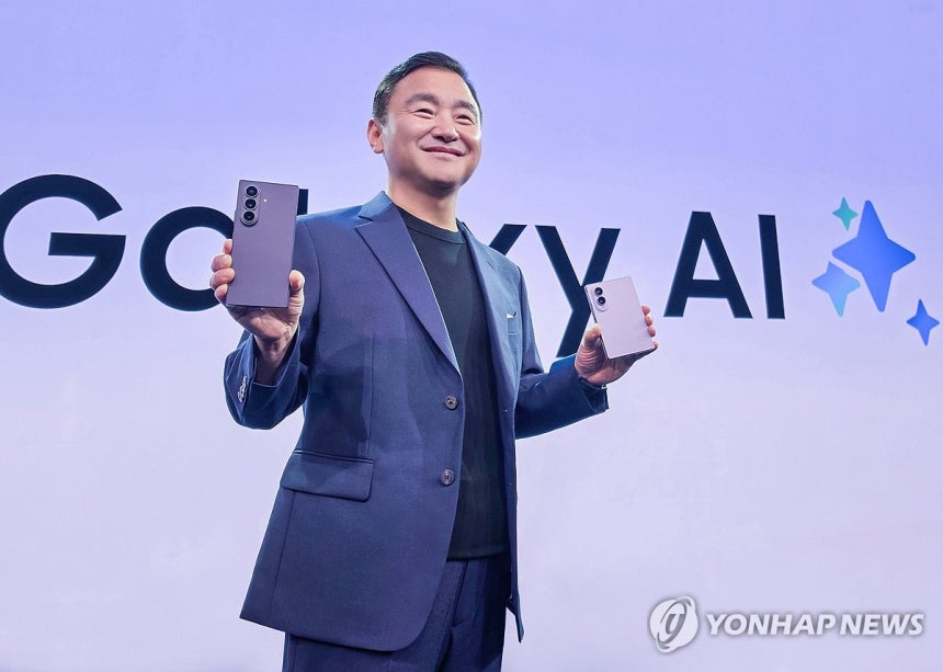 신형 갤럭시 Z 시리즈 들어올리는 노태문 대표이사 사장
(서울=연합뉴스) 삼성전자가 22일(현지시간) 영국 런던 올드 빌링스게이트에서 연 '갤럭시 언팩 2026' 행사에서 노태문 삼성전자 DX부문 대표이사 사장이 갤