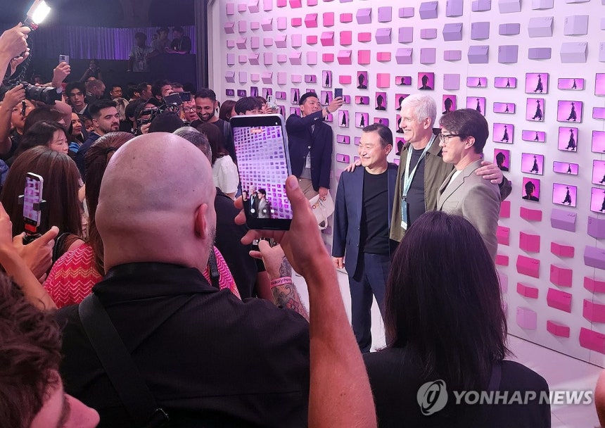 기념촬영하는 노태문 대표이사
(런던=연합뉴스) 김지연 특파원 = 삼성전자 MX사업부장 노태문 대표이사와 릭 오스털로 구글 부사장이 22일(현지시간) 오후 영국 런던 올드 빌링스게이트에서 열린 갤럭시 언팩 2026 행