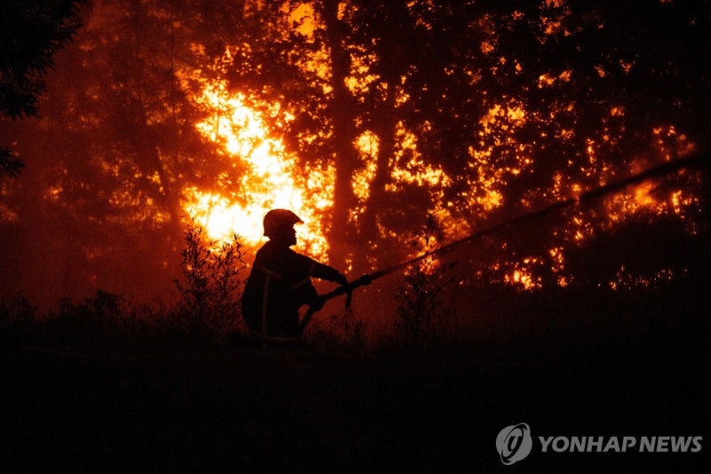 <b>유럽 산불</b>에 수만 명 <b>대피</b>…스페인, 국가 비상사태 선포