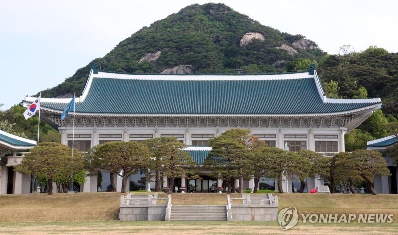 靑, '美 301조 <b>관세</b>' 부과에 "최종 15% 지켜지도록 긴밀 <b>협의</b>"