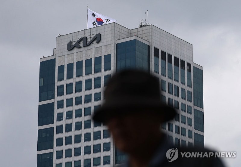 <b>기아</b>, <b>2분기</b> <b>매출</b> 사상 <b>최대</b> 33조원…영업이익은 5% 감소(종합)
