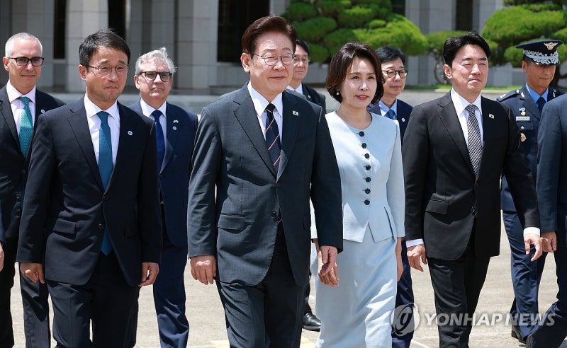 李<b>대통령</b>, <b>여름휴가</b> 안 가기로…참모·국무위원엔 "<b>휴가</b> 챙기라"