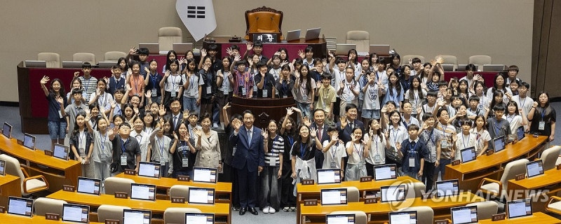 본회의장 찾은 어린이 <b>국회의원</b>들