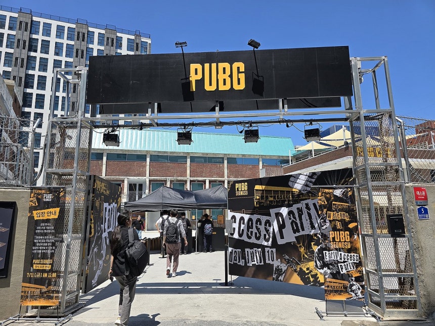 'PUBG 성수' 입구
(서울=연합뉴스) 김주환 기자 = 서울 성동구 'PUBG 성수' 개장을 하루 앞둔 10일 국내 취재진을 대상으로 사전 개장 행사가 열리고 있다.
PUBG 성수는 크래프톤의 대표작 '배틀