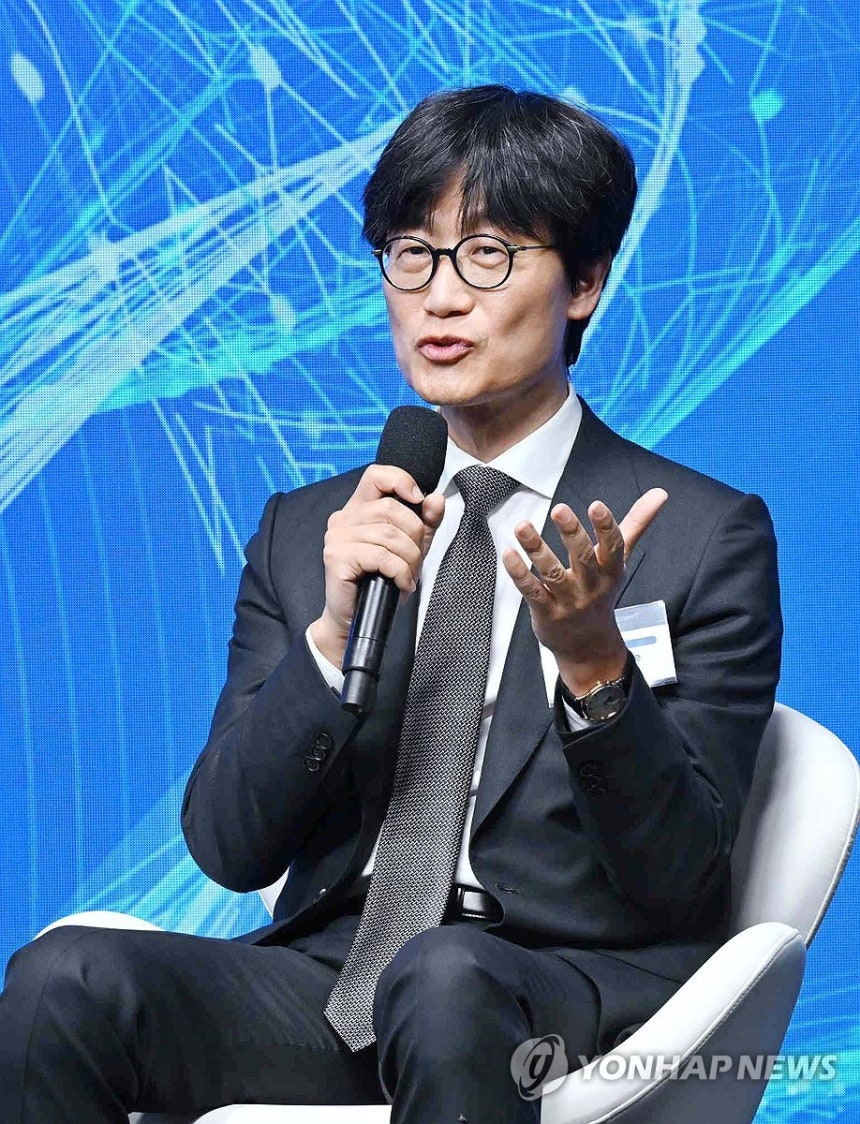 발언하는 이해진 네이버 이사회 의장
(샌프란시스코=연합뉴스) 한상균 기자 = 이해진 네이버 이사회 의장이 24일(현지시간) 미국 샌프란시스코 더 미드웨이에서 이재명 대통령이 참석한 '샌프란시스코 AI 서밋'에서 발언