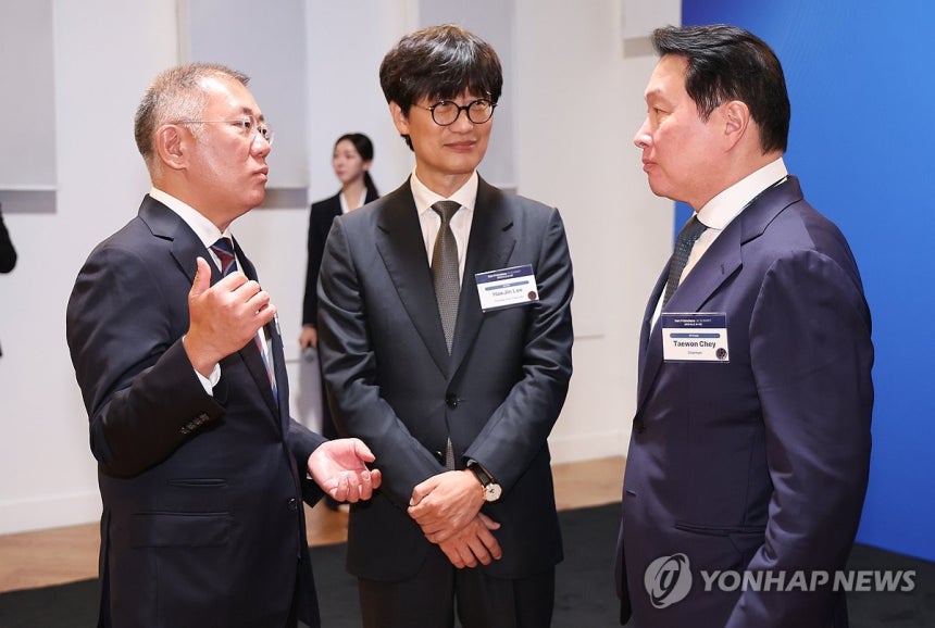 대화하는 최태원-이해진-정의선
(샌프란시스코=연합뉴스) 한상균 기자 = 최태원 SK 회장(오른쪽부터), 이해진 네이버 이사회 의장, 정의선 현대차그룹 회장이 24일(현지시간) 미국 샌프란시스코 더 미드웨이에서 이재명
