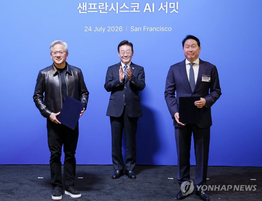 SK하이닉스,SKT-엔비디아, 전략적 AI 팩토리 및 반도체 협력
(샌프란시스코=연합뉴스) 한상균 기자 = 최태원 SK 회장과 젠슨 황 엔비디아 최고경영자가 24일(현지시간) 이재명 대통령이 임석한 가운데 미국 샌프
