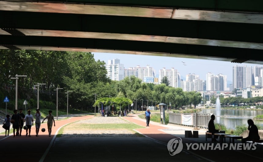 '무더위엔 수성교 그늘이 최고' [연합뉴스 자료사진.재판매 및 DB금지]