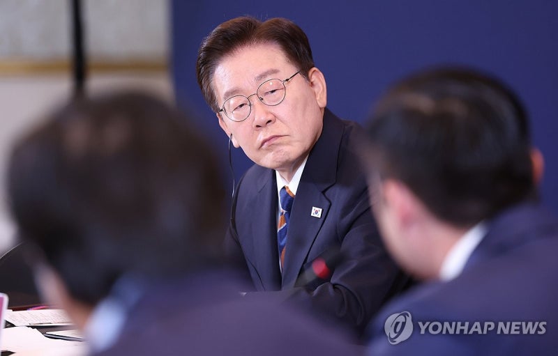 李<b>대통령 지지율</b> 2주 연속 내려 46.3%…"부동산 민심 반발"[리얼미터](종...