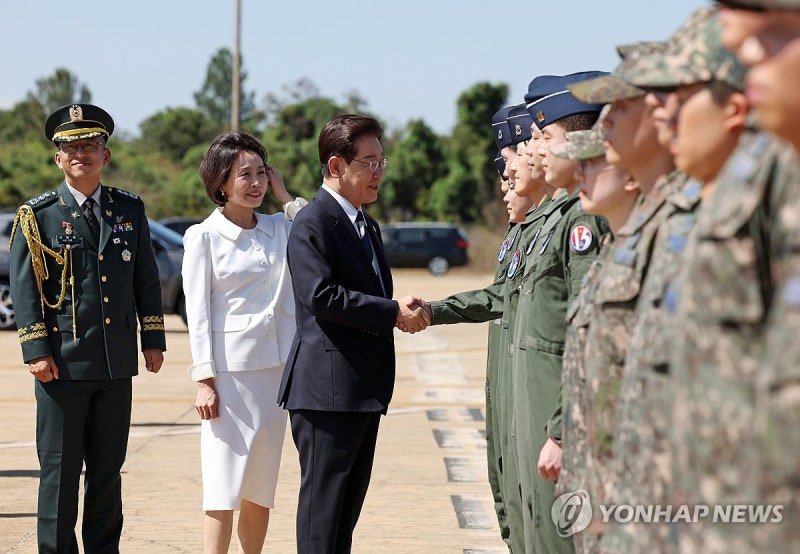 李대통령, <b>브라질</b> 도착…남미 3개국 순방 일정 스타트