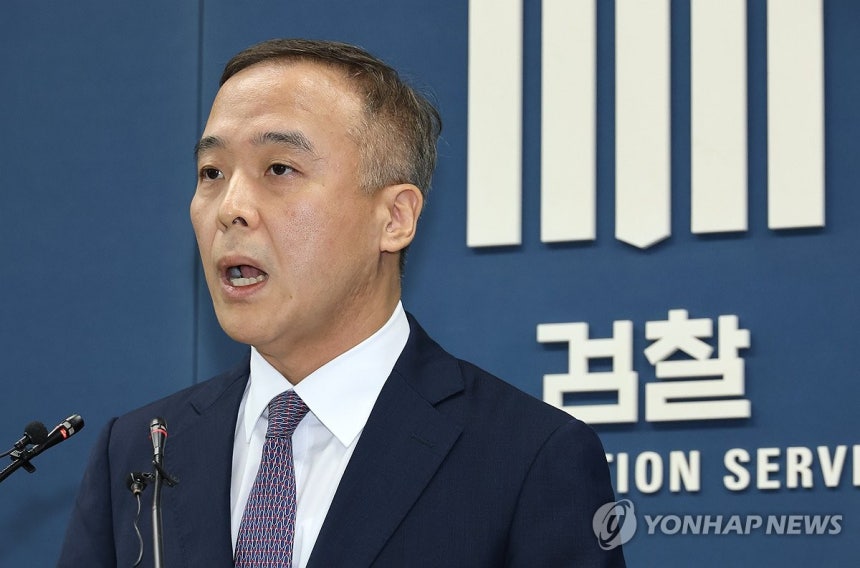 '밀수 와인' 빼돌린 세관 직원 2명 구속기소 (서울=연합뉴스) 최재구 기자 = 27일 서초구 서울고법 기자실에서 안동건 서울중앙지검 제1차장검사가 세관이 압류한 밀수품 중 고가의 와인들을 빼돌려 암시장 브로커에게
