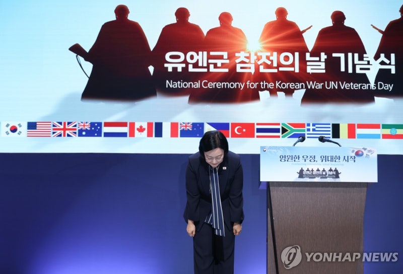 참전용사에게 인사하는 한성숙 <b>국무총리</b>