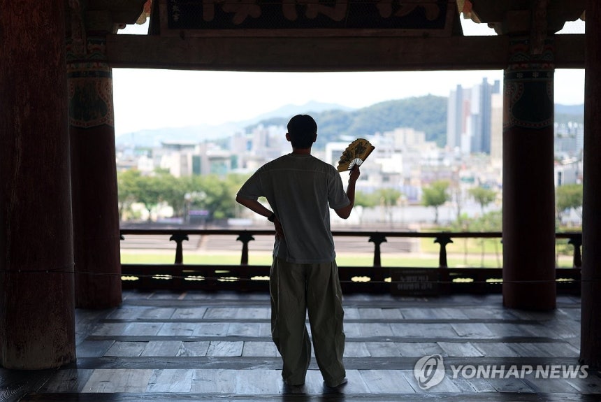 영남루 부채질 (밀양=연합뉴스) 김동민 기자 = 전날 전국 최고 기온인 39.3도를 기록한 경남 밀양시 국보 영남루에서 27일 한 시민이 부채질하고 있다.     이날 오후 1시 20분 기준 밀양시 내이동 기온은 3