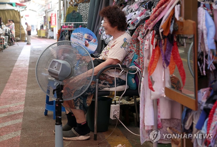 선풍기와 부채 (밀양=연합뉴스) 김동민 기자 = 전날 전국 최고 기온인 39.3도를 기록한 경남 밀양시 밀양아리랑시장에서 27일 한 상인이 선풍기와 부채로 무더위를 버티고 있다.     이날 오후 1시 20분 기준