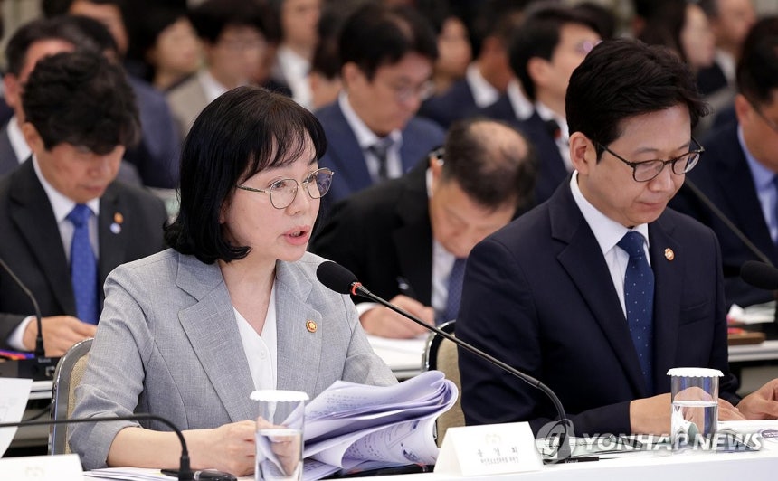 업무보고하는 송경희 개인정보보호위원장
(서울=연합뉴스) 김도훈 기자 = 송경희 개인정보보호위원장이 16일 청와대 영빈관에서 부처 업무보고를 하고 있다. 2026.7.16 [청와대통신사진기자단] superdoo82@y