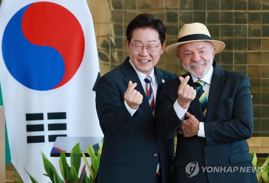 손가락 하트 만들어보이는 한-브라질 정상 (브라질리아=연합뉴스) 한상균 기자 = 이재명 대통령과 루이스 이나시우 룰라 다시우바 브라질 대통령이 27일(현지시간) 브라질리아 대통령관저에서 공동언론발표를 마친 뒤 취재진