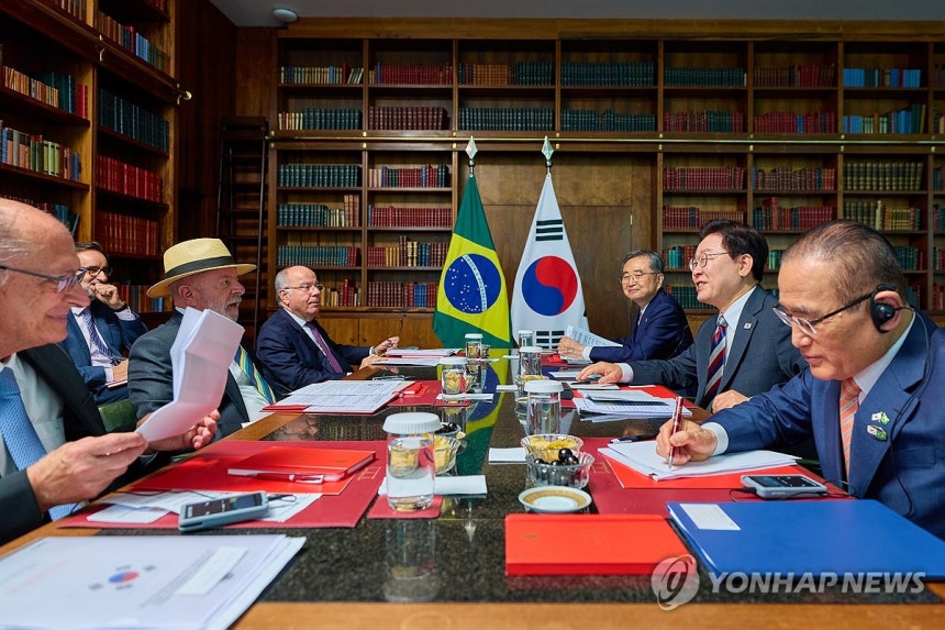 이재명 대통령, 한-브라질 정상회담 (브라질리아=연합뉴스) 한상균 기자 = 이재명 대통령과 루이스 이나시우 룰라 다시우바 브라질 대통령이 27일(현지시간) 브라질리아 대통령관저에서 소인수회담을 하고 있다. 2026.