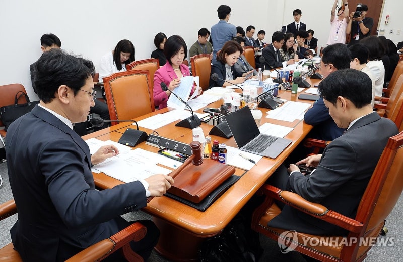 '<b>패스트트랙</b> 심사기간 <b>단축</b>' 국회법, 與주도 운영소위 통과