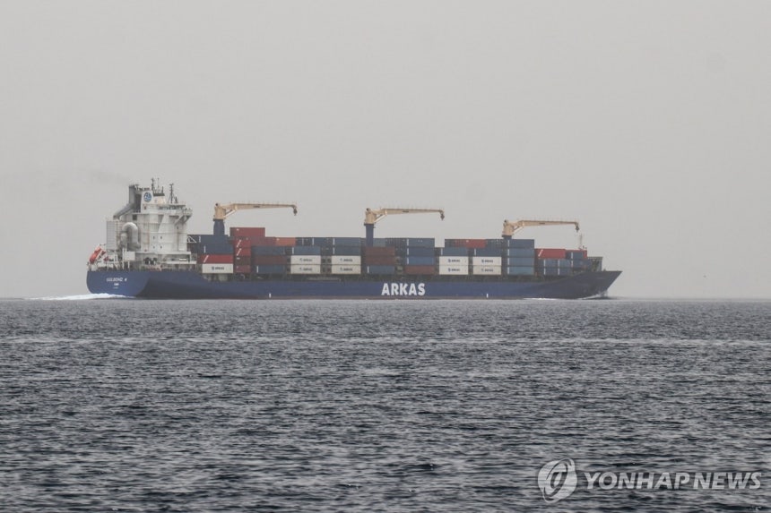 홍해 예멘의 국제 항로를 통과 중인 상업용 선박 [AFP=연합뉴스 자료사진.재판매 및 DB 금지]