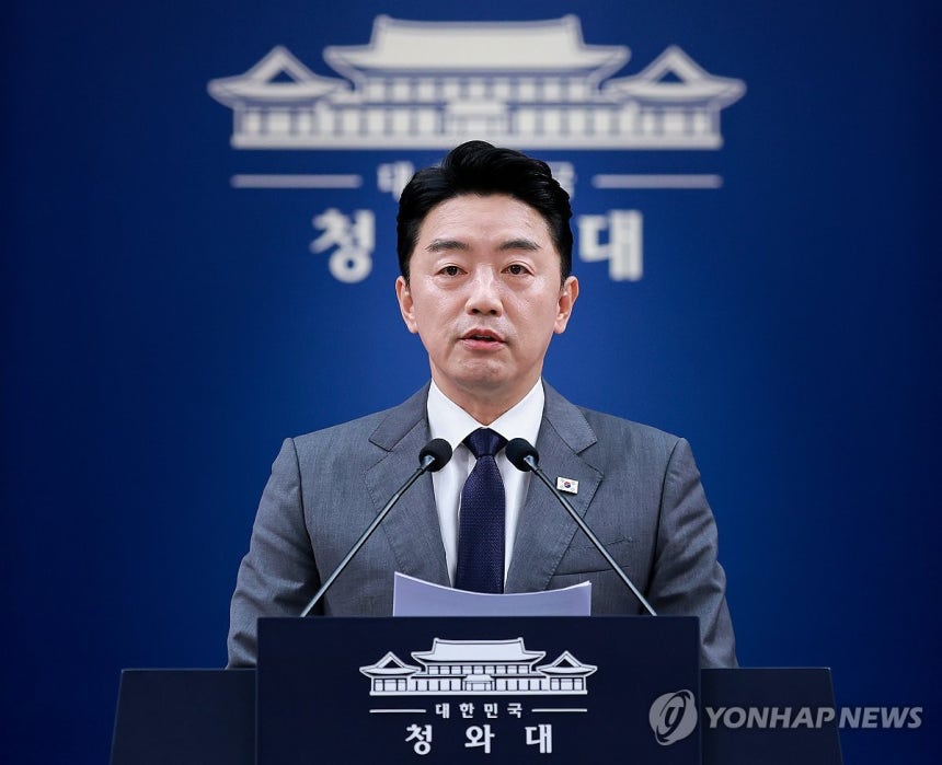 강훈식 비서실장, 메가프로젝트 민관합동 점검회의 결과 브리핑 (서울=연합뉴스) 김도훈 기자 = 강훈식 비서실장이 6일 청와대 춘추관에서 이날 오전 열린 메가프로젝트 민관합동 점검회의 결과 브리핑을 하고 있다. 202