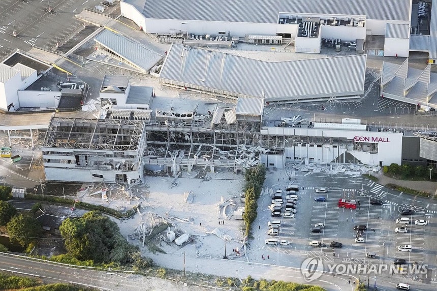 지진으로 붕괴된 쇼핑몰 (구마모토 교도=연합뉴스) 28일 오후 일본 규슈 서부 구마모토에서 발생한 규모 7.1 강진 이후 대형 쇼핑몰에서 난 폭발사고로 건물 일부가 붕괴돼 있다. 2026.7.28 photo@yna.